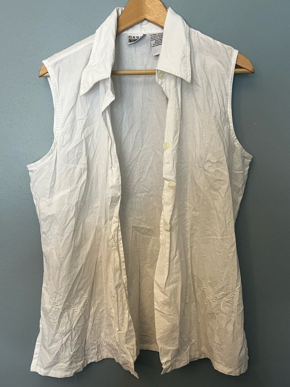 Basic Editions White Sleeveless Button Front Blouse